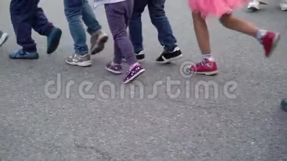 一群儿童在户外街头奔跑视频的预览图