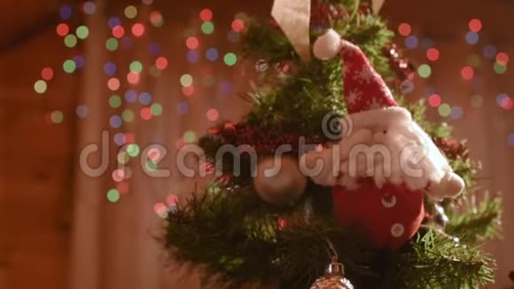 圣诞节或新年概念圣诞树上圣诞老人形式的软玩具视频的预览图
