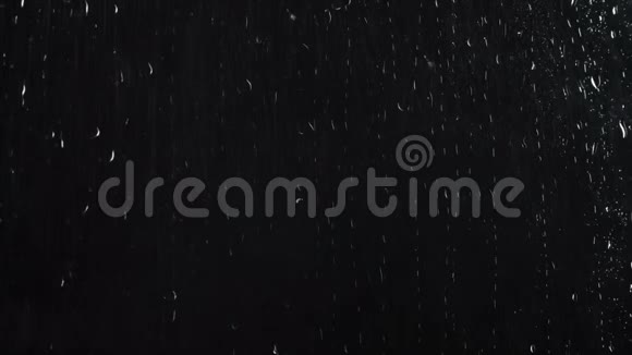 在黑色玻璃表面拍摄雨滴视频的预览图