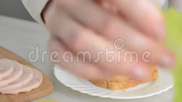 女人用新鲜食材做三明治视频的预览图