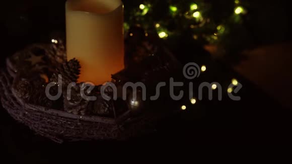 在后面的一些灯光前有一支燃烧着的蜡烛视频的预览图