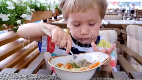 这个男孩正在吃意大利面适当的营养一个饥饿的孩子视频的预览图