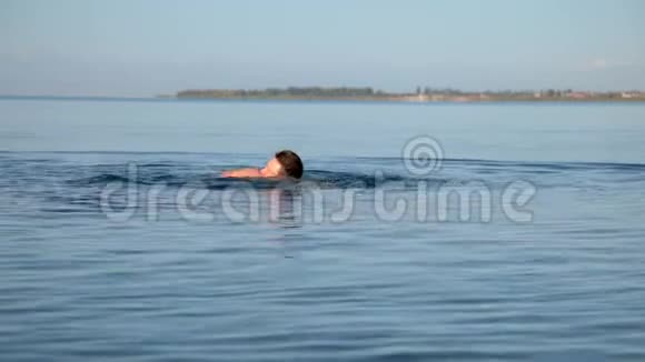 一个人一大早就在湖里游泳视频的预览图