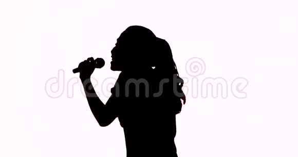 女人用麦克风唱歌的剪影视频的预览图