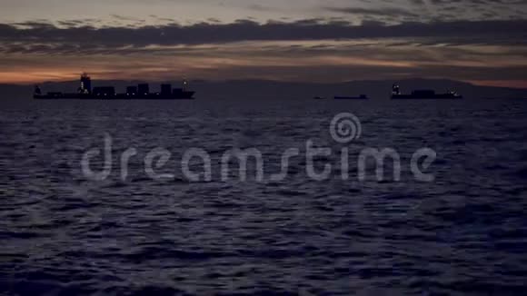 傍晚海面上的船灯视频的预览图