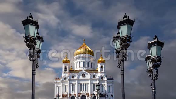 在移动的云彩的背景下观看基督救世主大教堂日莫斯科俄罗斯视频的预览图