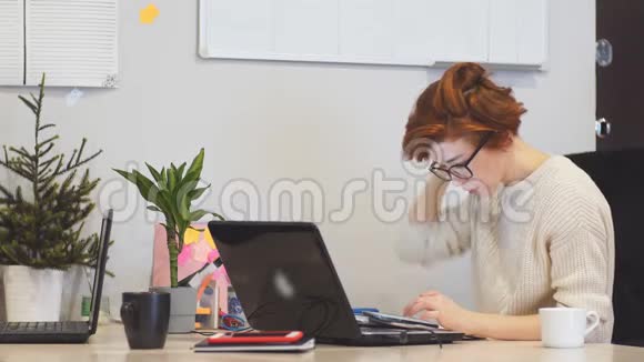 疲劳的女人工作到很晚用笔记本电脑技术与超负荷工作理念视频的预览图
