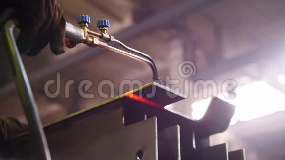 建筑工厂一个工人用煤气燃烧器加热这个细节视频的预览图