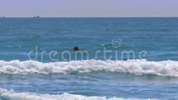 在冲浪板上驾驶水上滑板车视频的预览图