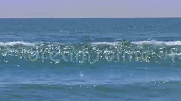冲浪者躺在船上海浪拍打着船视频的预览图