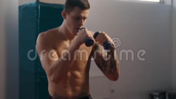 有纹身的年轻拳击手在健身房锻炼慢动作视频的预览图