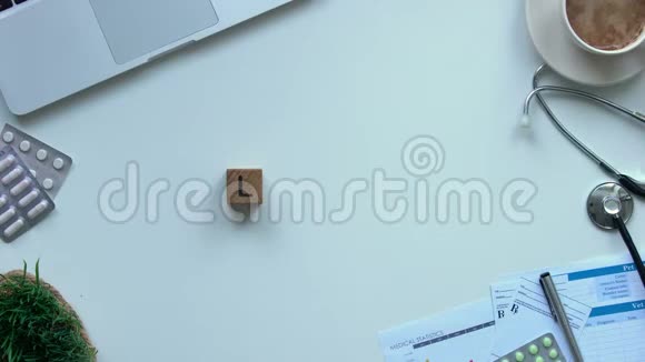 由女医生手组成的木立方体的生命字玩具心躺在附近视频的预览图