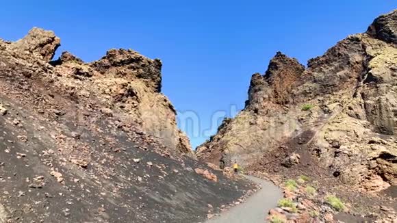 加那利群岛兰萨罗特的蒂曼法亚国家公园内的Vulcano火山口CalderadeLosCuervos4k录像视频的预览图
