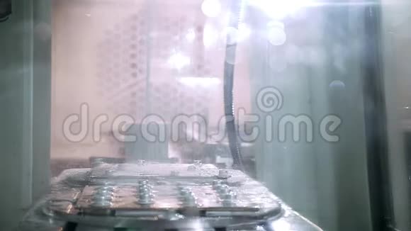 工厂背景下液体冷却自动切割钣金机构的镜头视频的预览图