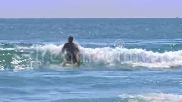他试图在海浪中站在冲浪板上视频的预览图