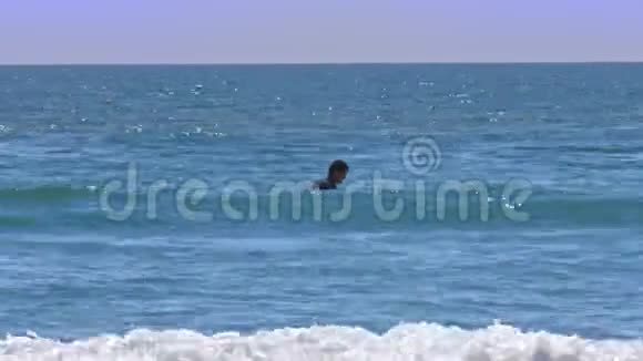 人在海中游泳人骑水上自行车视频的预览图