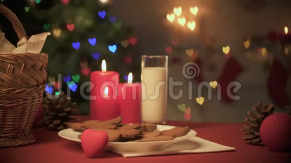 为圣诞老人送上一杯牛奶和传统的圣诞饼干视频的预览图