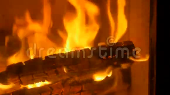 火火在炉子里燃烧视频的预览图