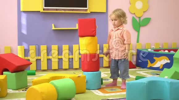 快乐的孩子玩软多色块学前教育视频的预览图