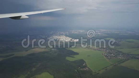 从飞机飞行云层形成的雨落土地上的绿色景观视频的预览图