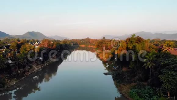 老挝琅勃拉邦美丽的日落南卡恩河湄公河支流视频的预览图