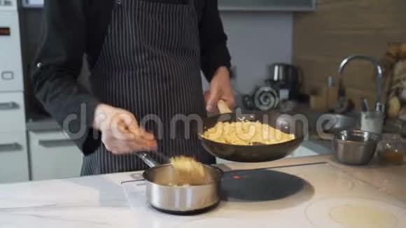 厨师烹饪黄色米兰意大利饭视频的预览图