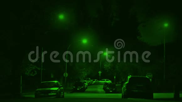 夜视镜汽车夜间通过郊区视频的预览图