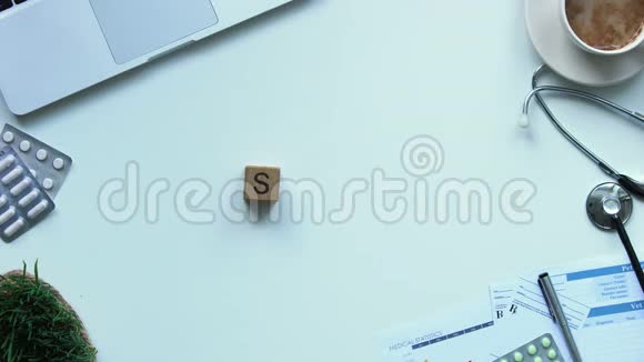 医生桌上的木立方体构成的止字疾病预防俯视图视频的预览图