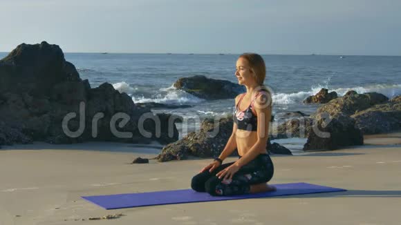 紧张的瑜伽对抗海洋后女孩在垫子上放松视频的预览图