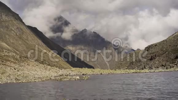 时光流逝群山中的云是在高岩峰的背景下移动的视频的预览图