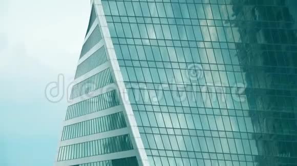 现代办公大楼建筑工地的塔吊视频的预览图