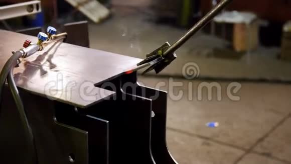 建筑工厂一个工人弯曲一个加热的铁器视频的预览图