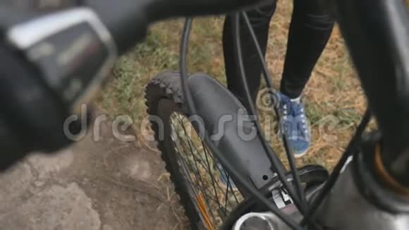 那个女孩打破了自行车的轮子自行车修理骑自行车的人正在修理自行车在轮子上打洞视频的预览图