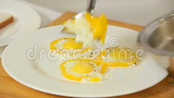 煎鸡蛋盘子上有胡椒片视频的预览图