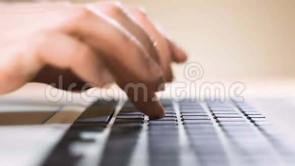 笔记本电脑键盘输入在笔记本电脑键盘上用手触摸打字的特写镜头视频的预览图