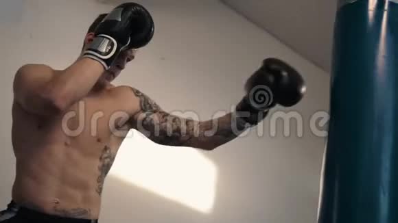 免费的拳击手在健身房有拳击袋视频的预览图