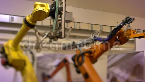 两个自动机械臂在工厂背景下拍摄视频的预览图