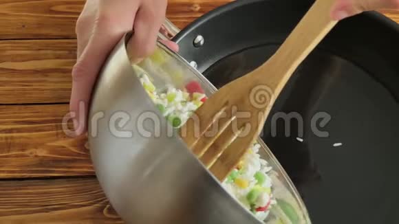 女人正在用蔬菜炒锅饭慢动作视频的预览图