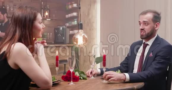 年轻人和他漂亮的女朋友在浪漫的约会视频的预览图