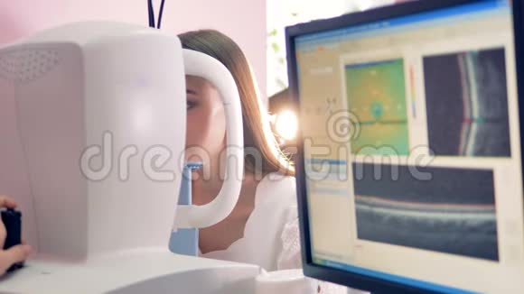 年轻女士用医疗设备检查视力视频的预览图
