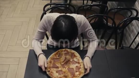 有害食物吃一片披萨视频的预览图