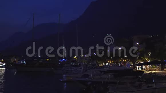 马卡斯卡市港口可欣赏游艇夜景视频的预览图