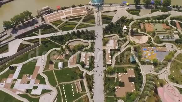 第比利斯美丽的Rike公园公共娱乐区大城市户外休息视频的预览图