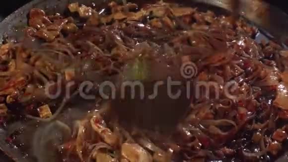 在亚洲街夜市烹饪正宗泰国传统菜垫泰国菜泰国菜视频的预览图