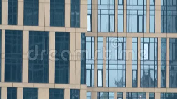 商业区摩天大楼的垂直倾斜远摄镜头崛起成功或现代建筑概念视频的预览图