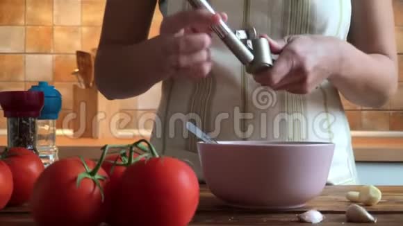 女人用大蒜番茄酱慢动作视频视频的预览图