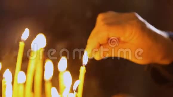 奉献者点燃蜡烛祈祷健康教堂里的宗教仪式特写视频的预览图