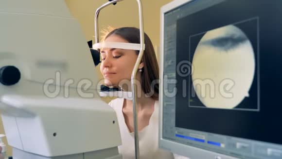 在监视器上显示女性视力医学检查视频的预览图