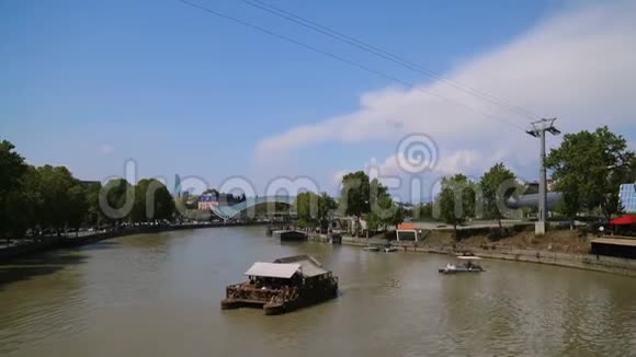 格鲁吉亚第比利斯库拉河水之旅和平之桥视频的预览图