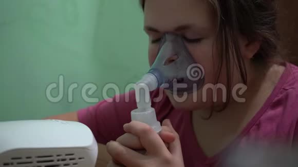 少女戴着氧气面罩呼吸吸入呼吸道面罩吸入器视频的预览图